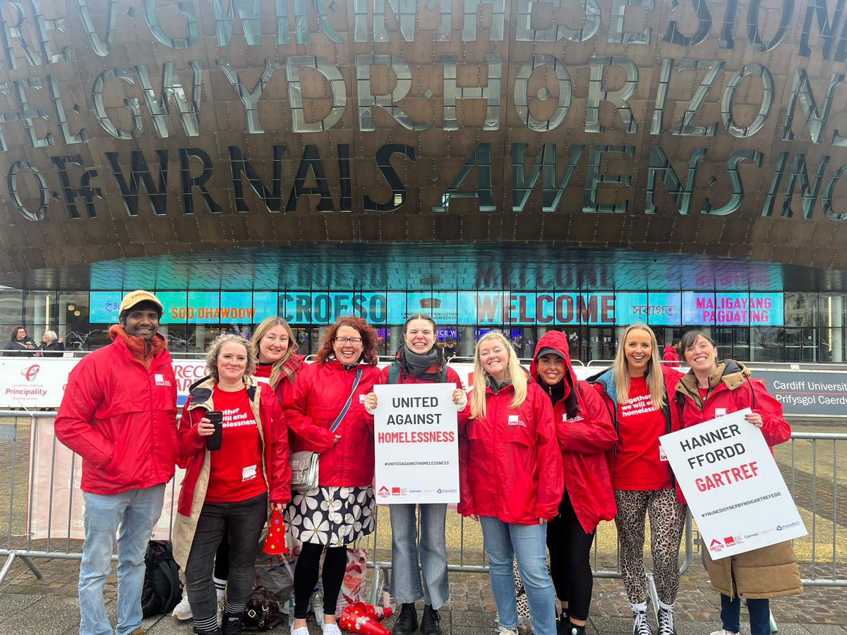 crisiswales's tweet image. Llongyfarchiadau/congratulations to all our #TeamCrisis runners in today’s @CardiffHalf - thank you for helping us end homelessness! Hope our cheer squad brightened up your run. #RunTheDiff