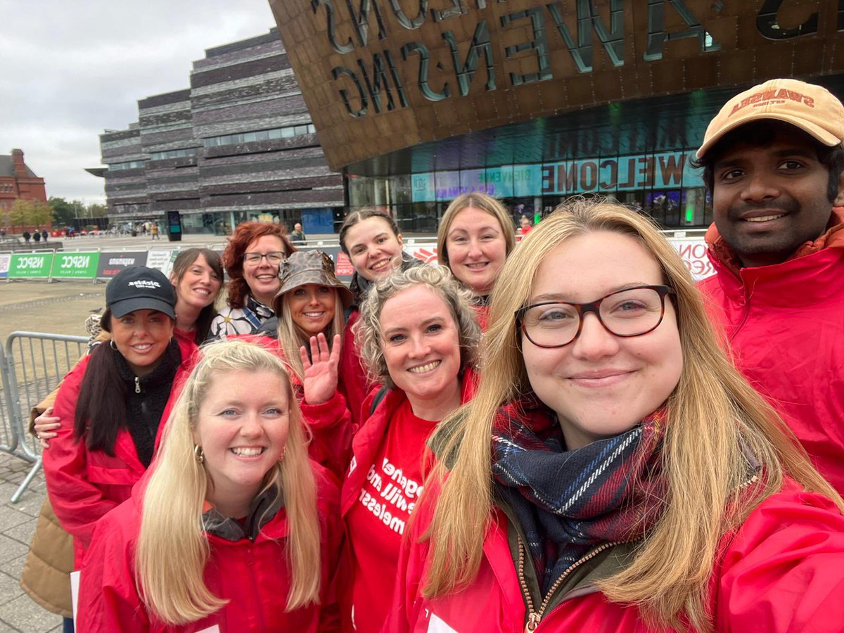 crisiswales's tweet image. Llongyfarchiadau/congratulations to all our #TeamCrisis runners in today’s @CardiffHalf - thank you for helping us end homelessness! Hope our cheer squad brightened up your run. #RunTheDiff