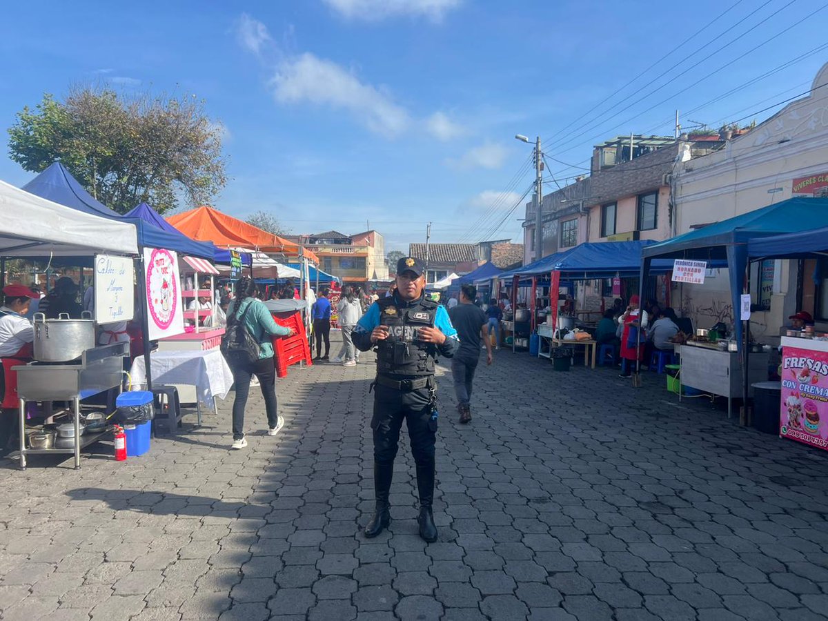 agentesdequito's tweet photo. 👮🏻👮🏻‍♀️ #QuitoOrdenado l Nuestra ciudad necesita mantener el orden y la seguridad, por ello nos desplegamos en todo el DMQ, cumpliendo con nuestras funciones establecidas. 🤝

 #SomosAgentesDeQuito 💙 #QuitoRenace 🍃 https://t.co/P7QxEtHmOn