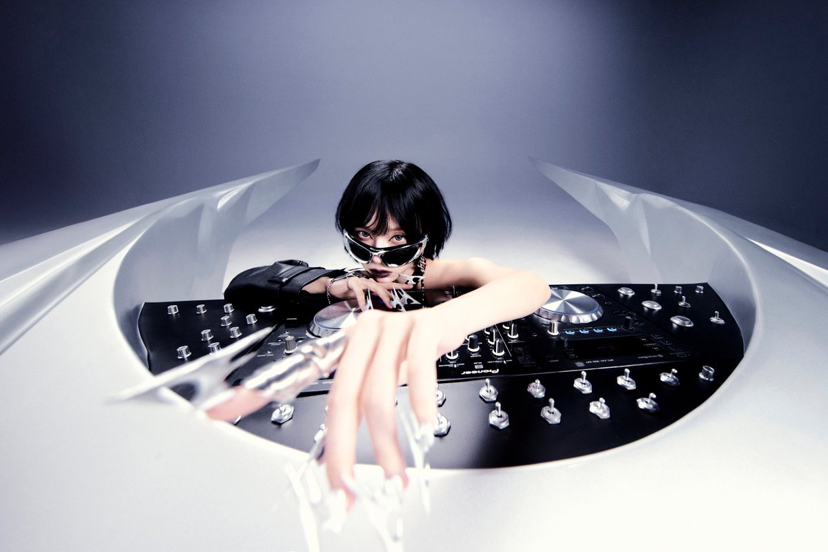 aespa در X: «aespa 에스파 'Whiplash' Unbeatable Beat #WINTER