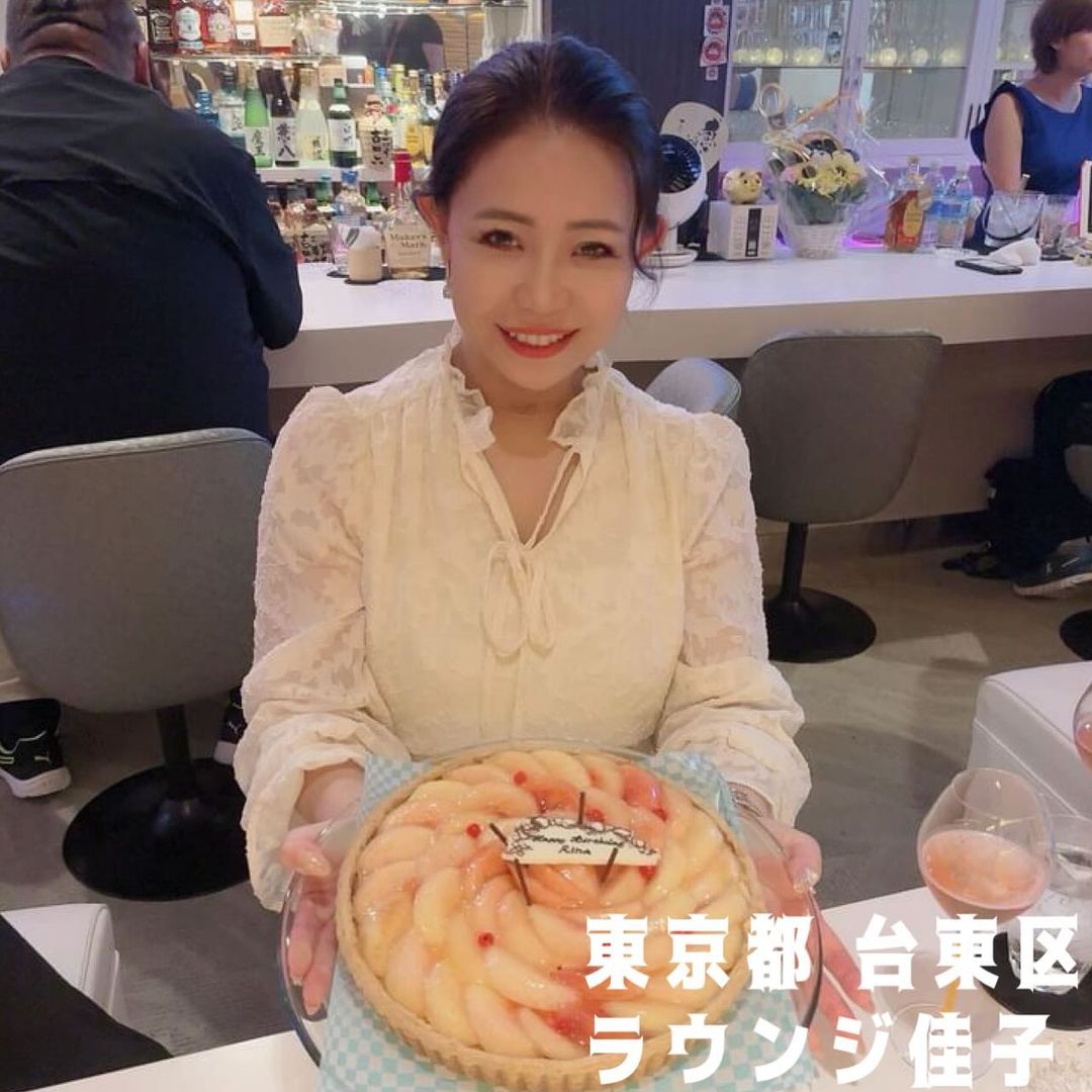 snack_map's tweet photo. 選び抜かれたこだわりのお酒を飲みたい人🙌🍾 
���ウンジ佳子（浅草） 
佳子ママが厳選したお酒がたくさん並ぶお店🍾ラグジュアリーな雰囲気で飲むお酒は一味違う特別なひと時に🥂 ママはとても優しく気さくなお人柄なので一度会えばすぐに虜になっちゃう💁‍♀️お酒好きの方にこそおすすめ🙌 https://t.co/9Eo2Gv5ff0