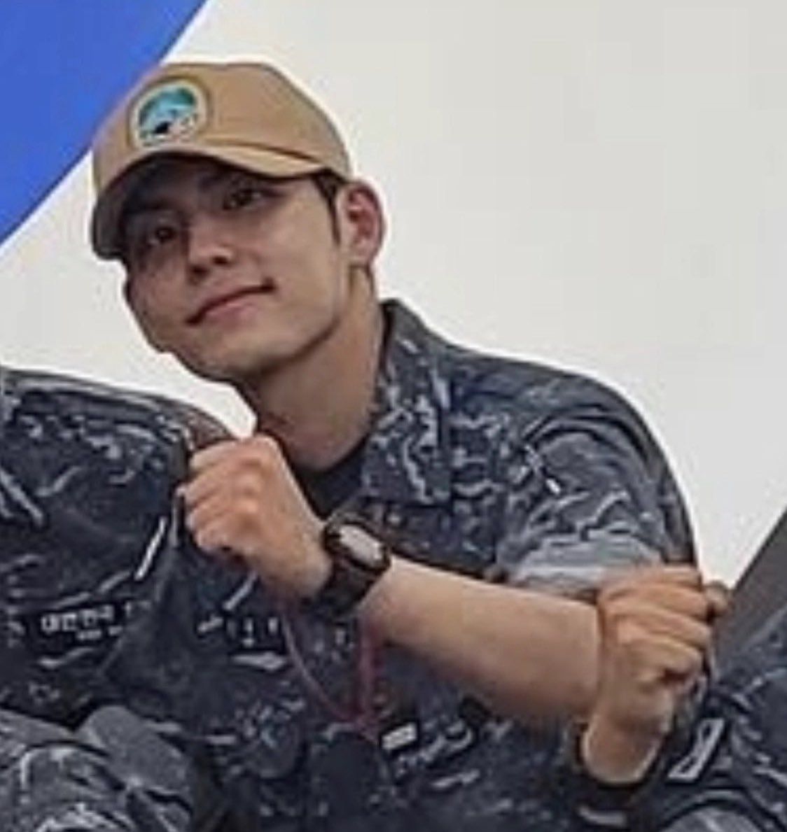 각 군을 홍보하고 사기를 증진시키기 위해
국방부에서 기획한 군 서바이벌 프로그램 백전백승 . . .

임관 전부터 이미 온갖 군 홍보물에 얼굴이 실리던
걷기만 해도 알아서 사람이 몰리는
육군 강영연 대위

조용하고 순한
내향형 시청자들의 최애
해군 김언필 대위에게 답 없이 감기게 되다 .. #영필