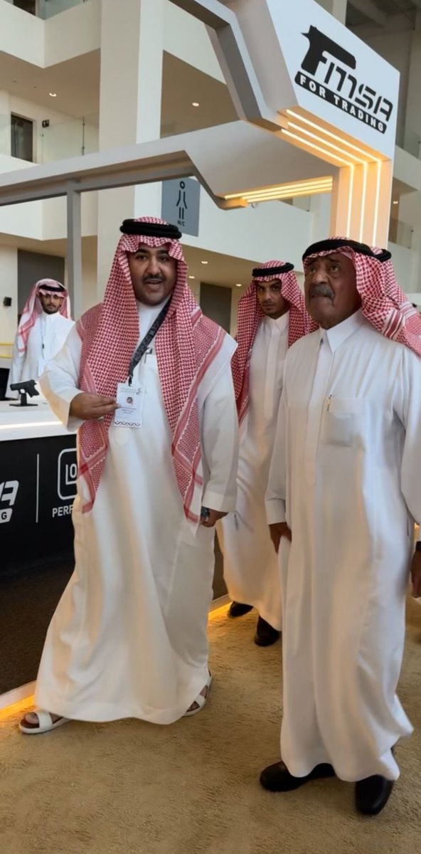 000alotaibi's tweet photo. #معرض_الصقور_والصيد_السعودي_الدولي
#عالم_يشبهك 

تشرفنا هذا اليوم بزيارة صاحب السمو الملكي الامير : مقرن بن عبدالعزيز آل سعود 
في جناحنا جناح فمسا للتجارة وكيل 
( جلوك ) و ( أقيلا ) @FmsaForTrading 

مرحبا والله ومسهلا https://t.co/Pc6snwTklq