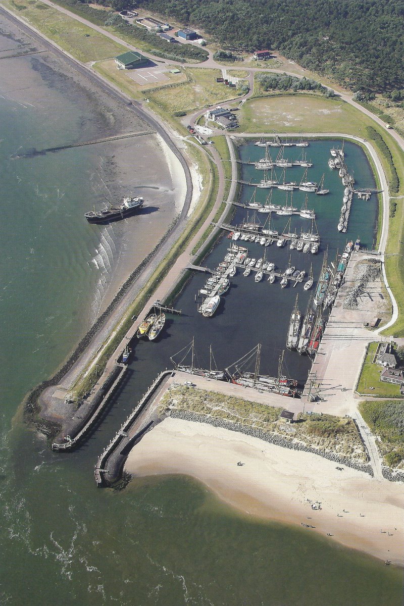 Vlieland haven - toen en 45 en 50  jaar later. Zichtbaar is de vooruitgang, de dingen, die voorbij gaan...
De eerste foto 1954. Het staat er nu vol met loodsen en heet bedrijventerrein. Vlieland is in de afgelopen 60 jaar meer veranderd als de 500 jaar daarvoor.