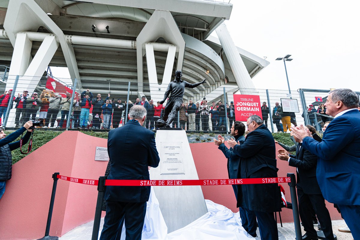 StadeDeReims's tweet photo. La statue de 𝐉𝐮𝐬𝐭 "𝐉𝐮𝐬𝐭𝐨" 𝐅𝐨𝐧𝐭𝐚𝐢𝐧𝐞 inaugurée sur le parvis du Stade Auguste Delaune 😍

#SDRMHSC https://t.co/QgLaBAY23n