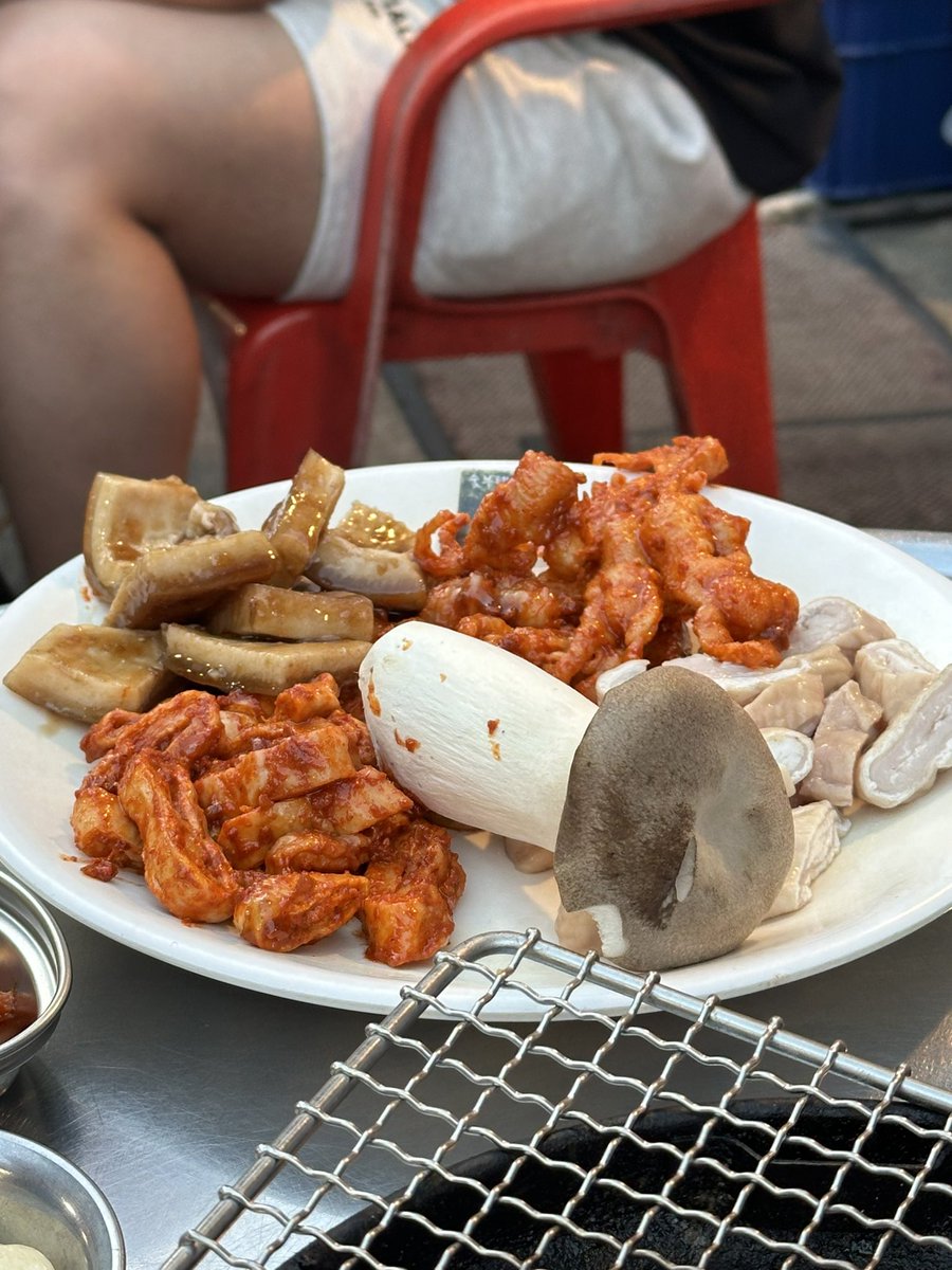 mukjalee's tweet photo. 📍문현 숯부레막창

왔다 야장의 계절!!!! 인스타+날씨 때문인지 6시 좀 안돼서 갔는데도 이미 웨이팅 줄줄 ㅠ 여기 막창이랑 물국수가 유명하대서 시켜봤는데 갠적으로 양념막창이랑 껍데기 존맛도리ㅠ! 물국수는 맛있는데 미지근하게 나와서 좀 아쉬웠다ㅠ 사장님 친절하고 가성비 넘치는 집!! https://t.co/MgJhhyQsAK