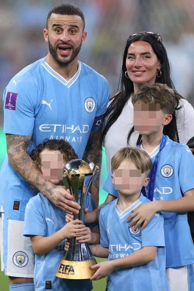 LucaVaran's tweet photo. 🚨 Incroyable : Elle réclame quinze millions de livres à son mari, Kyle Walker, pour pardonner son infidélité !! 😂

  La femme de Kyle Walker serait prête à pardonner l'infidélité du défenseur de Manchester City s'il lui verse 15 millions de livres. 😂

  L'épouse du footballeur, qui l'avait expulsé de leur propre maison, est disposée à donner une dernière chance à leur mariage.

  Auparavant, le défenseur anglais avait trompé sa femme à deux reprises avec la même maîtresse, qui a finalement donné naissance à deux des enfants de Walker hors mariage.