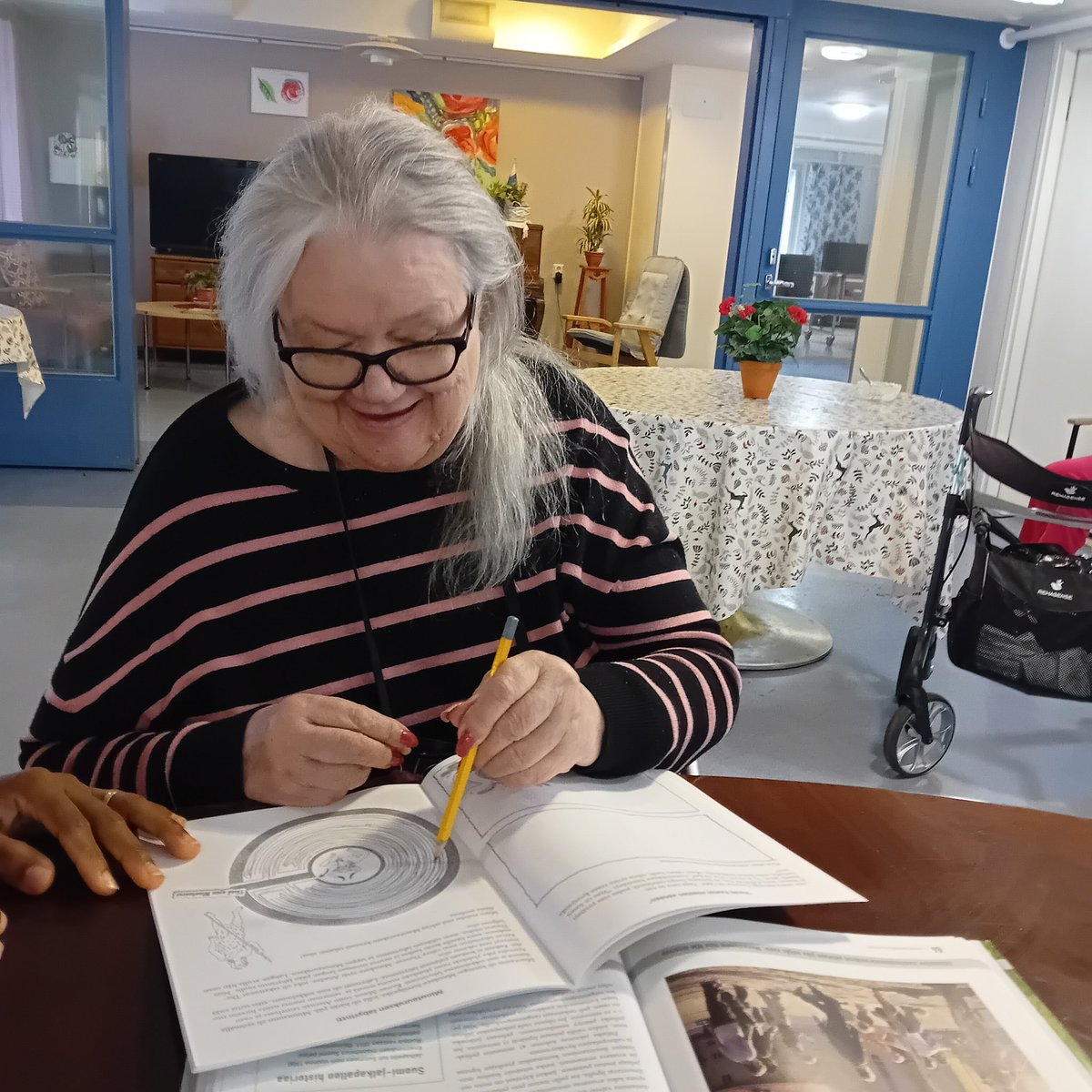 foibekartano's tweet photo. Minotaurus labyrintti tehtävä, hän on  innokas tehdä 🥰 #Sokkelo #Tietokirjantehtävä #Päivätoiminta #HyväElämä #Iloa #Kotitalo2 #YksilöllisestiJaYhdessä @foibekartano https://t.co/lDKiaB9qln