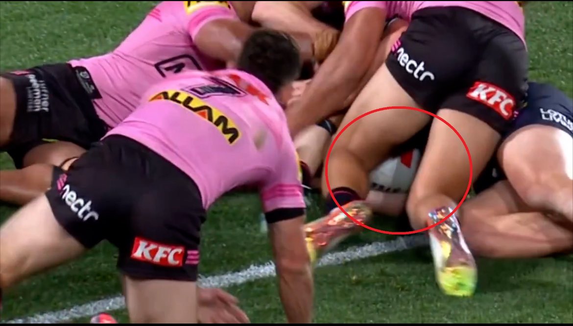 WarrenSmithFOX's tweet image. I had Howarth scoring the try upon looking at the first replay (which is the handheld sideline camera), but what looks like part of the ball in the first image is in fact his arm, which you can clearly see in the third image (Camera 3 tight angle in tv coverage).
#NoTry #NRLGF