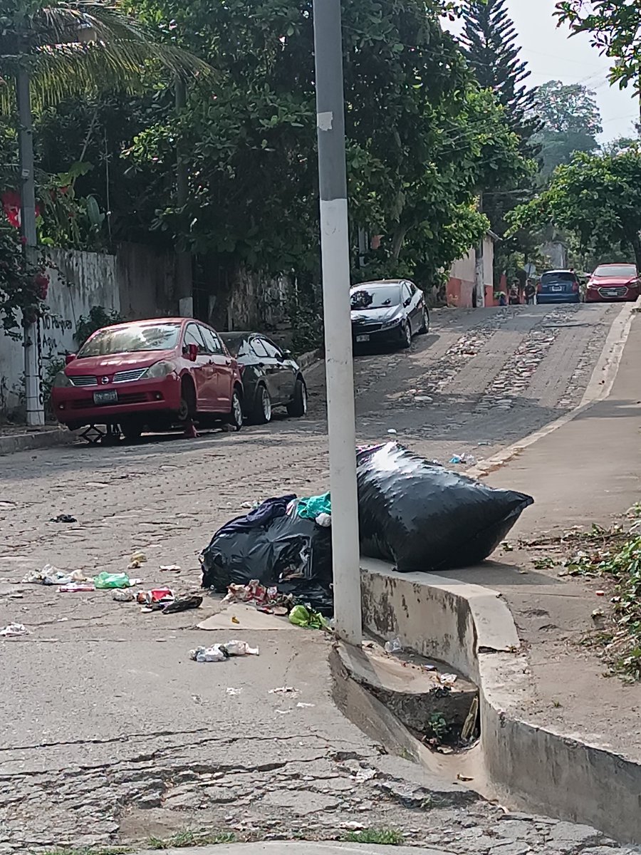kateEv10's tweet photo. Quien tiene la culpa El idiota que  deja la basura o  Los gobernates que no brindan El servicio en ciertas zonas de San Jose villa Nueva ,aqui en Este pueblo no SE ha hecho absolutamente nada desde la Nueva gerencia relacionado con Este dilema. https://t.co/k3bqcQ9Rhi
