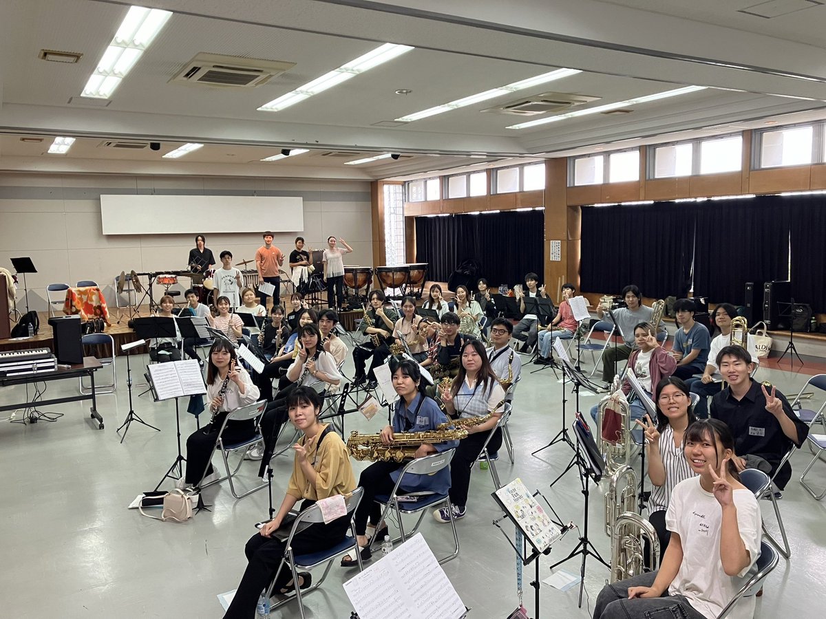 oki_sui_daigaku's tweet photo. こんばんわ♪♪

先週、西原町商工会さんの方で2回目の合同練習が行われ、そして本日は、沖国さんの方で3回目の合同練習が行われました！

第1回目の練習と比較すると、各大学の部員同士の交流や合奏の精度も上がってきている気がします✨

そんな本番までなんと後2週間🔥
皆様ぜひお越し下さいまし！ https://t.co/D5l5A8T7bY