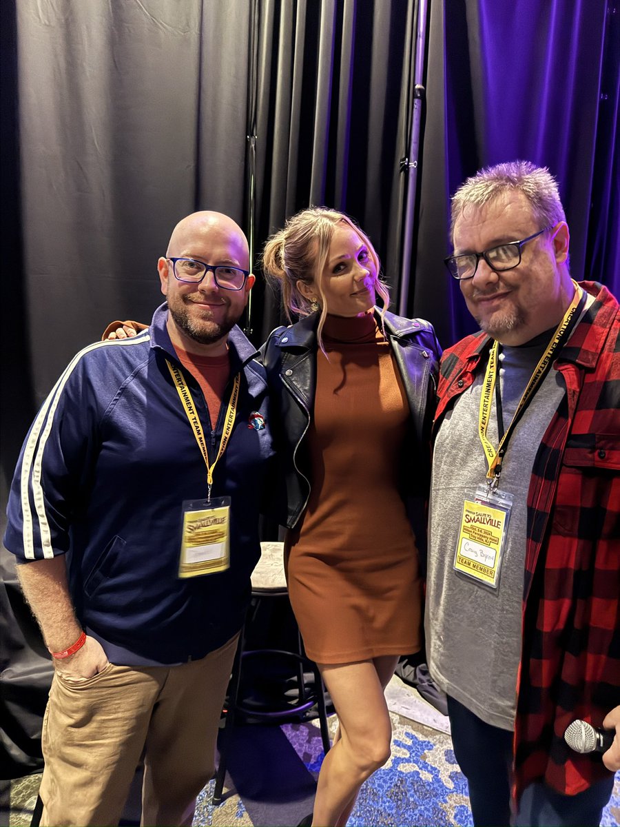 Day One was a massive success. Beyond honored to be invited to be your co-host and emcee this weekend along with @Kryptonsite. 

Another full day today at #SaluteToSmallville!