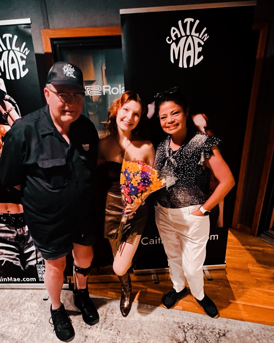 Dreamers… look at my beautiful flowers from Ron and Nelly at my launch event for #MrMovingOn 
#launchparty #caitlinmae #flowers