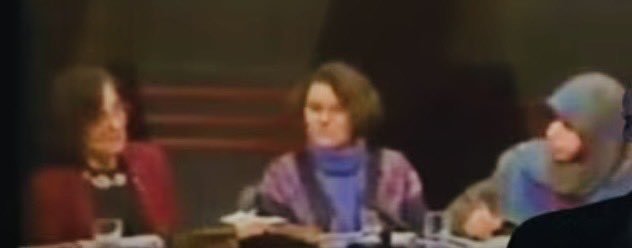 Kasım 1988.
TRT’de Ali Kırca’nın “Açık Oturum”unda yapım yardımcısıydım.Gündemde “türban” vardı. Bir türbanlı gençle Prof.Bahriye Üçok’u davet ettik.Üçok, “İslamda örtünme zorunlu değildir”dedi. 2 yıl sonra 6 Ekim’de öldürüldü.
Saygıyla anıyoruz.
İzleyin👇
m.youtube.com/watch?v=8IsHy0…