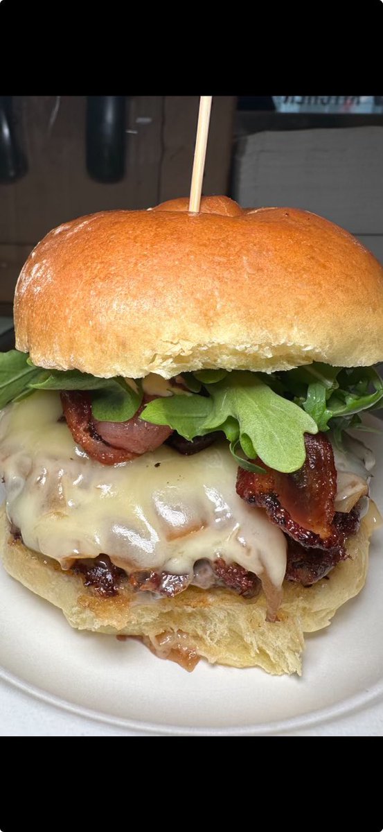 Schnippers (@schnippers) on Twitter photo Happy Sunday! Which burger is a part of your game day order? We’re partial to The Schnipper’s Classic. 📸 @ Chef Jonathan Happy Sunday! Which burger is a part of your game day order? We’re partial to The Schnipper’s Classic. 📸 @ Chef Jonathan