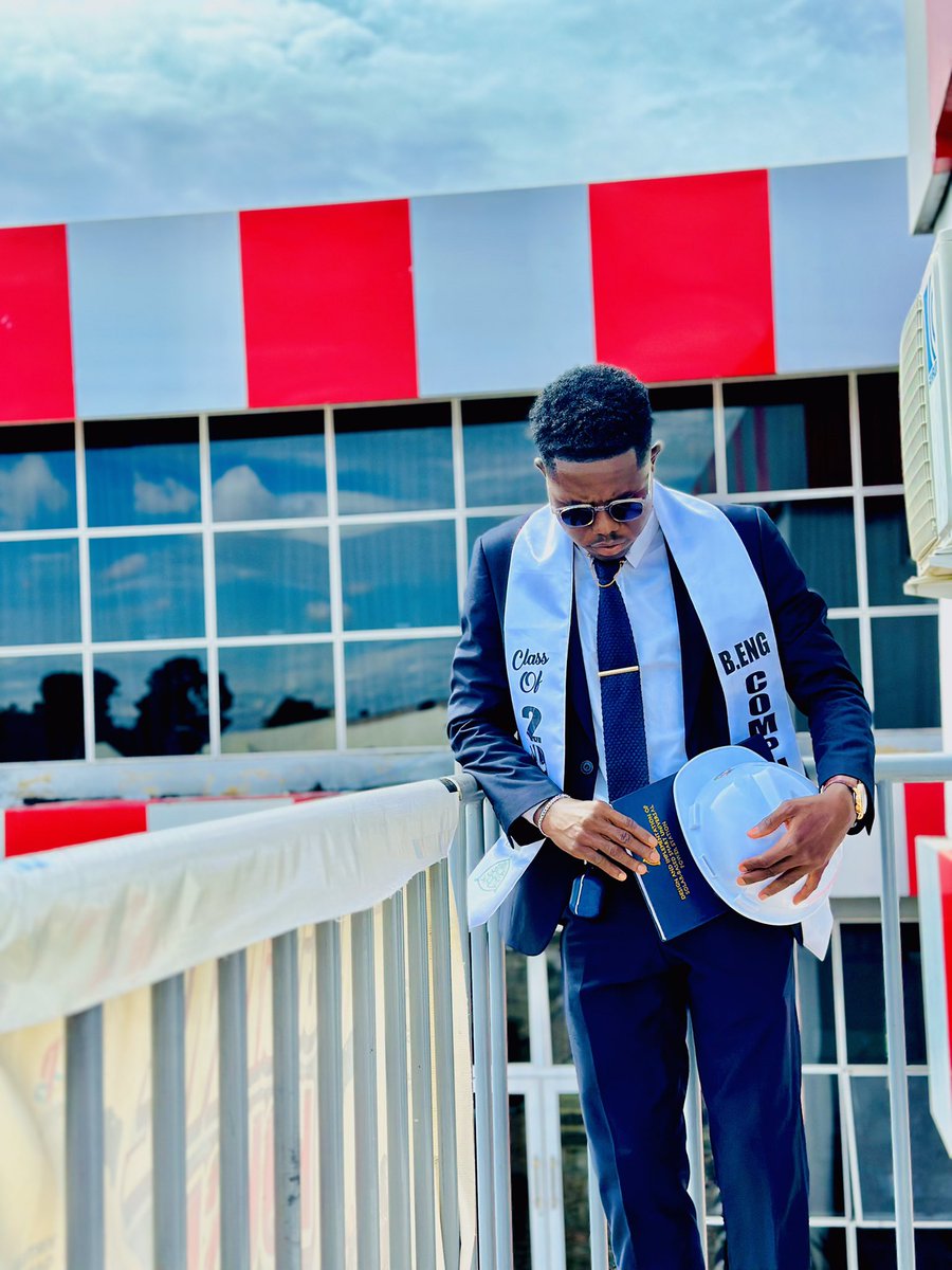 FeyambaiToumar's tweet image. Thankful for the memories and excited for what’s next!❤️✨ Coded my way through college, and now I’m off to the real world!🎓💻#Engineering #computerengineering