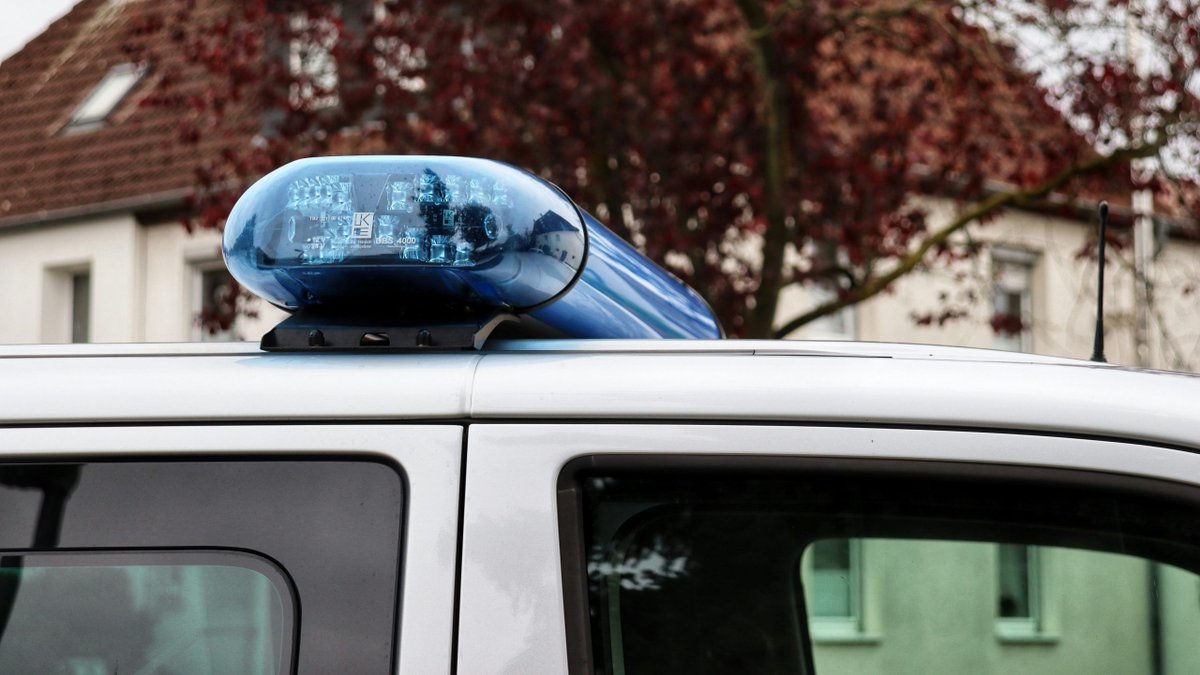 NordischePost's tweet image. Graffiti-Attacke in Elze: Polizei sucht Zeugen nach Hakenkreuz-Schmierereien
tinyurl.com/yo46aycs
#04.10.2024 #06.10.2024 #Elze #Ermittlungsverfahren #Graffiti #GraffitiAttacke #HakenkreuzSchmierereien #Kraftfahrzeug #nach #POL #POLHI #Polizei #PolizeiNiedersachsen #Polizei...