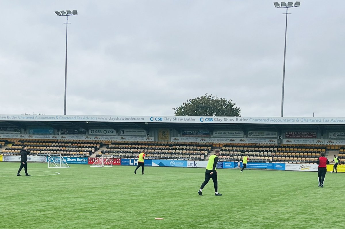 1DafyddEvans's tweet photo. Diolch I glwb @CarmarthenAFC am y Croeso heddiw.
@FAWCoachEd @UEFA B Licence Contact 5 ⚽️ 🏴
Great to see the coaches first application on the grass during their OA1 Specific practise sessions. 📝 ⚽️
#datblygu
#development
#togetherstronger https://t.co/vfz25pqzFy
