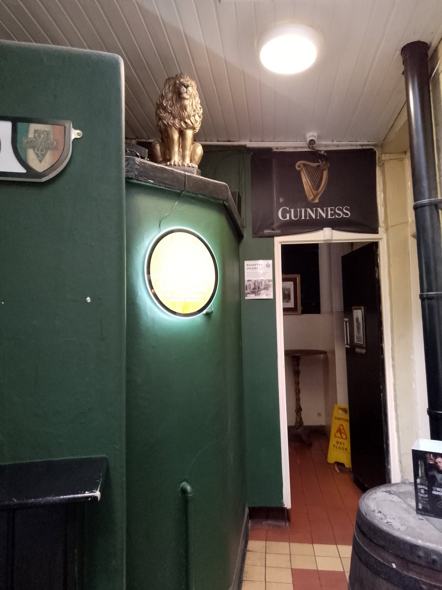 AndreaJackGoro's tweet photo. Bring #Ireland ๐to #Whitby #NorthEngland #Thegoldenlion ๐ฆ #Irishpub https://t.co/M9aFFElT9K