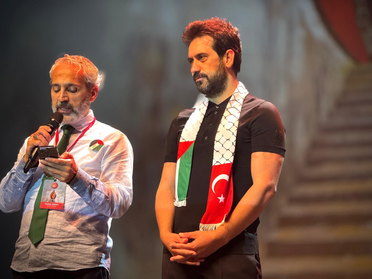 BatuhanMUMCU's tweet photo. Kültür ve Turizm Bakanlığımızın destekleriyle, #İstanbulKültürYoluFestivali kapsamında bu yıl #Filistin onuruna gerçekleşen Uluslararası Dostluk Kısa Film Festivali’nin ödül törenine katıldık.

Bir halkın varoluş mücadelesini sinema sanatıyla dünyaya duyurmak üzere toplanmamıza vesile olan Filistin sinemasının başarılı yönetmenlerinin nezdinde, işgalci zalimlere karşı dimdik
duran Filistin'in cesur evlatlarına selamlarımı iletiyorum.

Sinemanın gücüyle bugün buradan tüm dünyaya bir mesaj veriyoruz:
Hiçbir güç, Filistin halkının haklı davasını bastıramaz ve Kudüs'ün tarihi kimliğini silemez!

Festivalde emeği geçen herkese, bu anlamlı programı hazırlayan tüm ekiplere ve değerli sinema sanatçılarına yürekten teşekkürlerimi sunuyorum.

@dostlukfilmfest 
@turkiyeky 
#FreePalestine