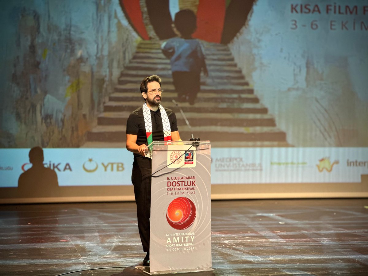 BatuhanMUMCU's tweet photo. Kültür ve Turizm Bakanlığımızın destekleriyle, #İstanbulKültürYoluFestivali kapsamında bu yıl #Filistin onuruna gerçekleşen Uluslararası Dostluk Kısa Film Festivali’nin ödül törenine katıldık.

Bir halkın varoluş mücadelesini sinema sanatıyla dünyaya duyurmak üzere toplanmamıza vesile olan Filistin sinemasının başarılı yönetmenlerinin nezdinde, işgalci zalimlere karşı dimdik
duran Filistin'in cesur evlatlarına selamlarımı iletiyorum.

Sinemanın gücüyle bugün buradan tüm dünyaya bir mesaj veriyoruz:
Hiçbir güç, Filistin halkının haklı davasını bastıramaz ve Kudüs'ün tarihi kimliğini silemez!

Festivalde emeği geçen herkese, bu anlamlı programı hazırlayan tüm ekiplere ve değerli sinema sanatçılarına yürekten teşekkürlerimi sunuyorum.

@dostlukfilmfest 
@turkiyeky 
#FreePalestine