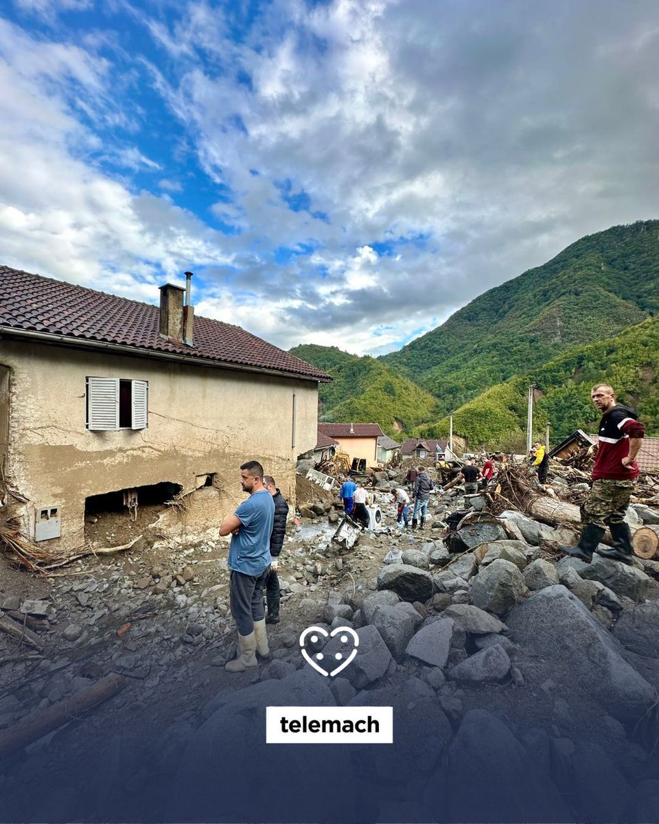 TelemachBH's tweet photo. Naši zaposleni su posjetili Jablanicu i naselja pogođena poplavama. Zajedno sa @pomozi.ba, uručili smo osnovne potrepštine onima koji su izgubili gotovo sve. Nastavljamo pružati podršku.

#TelemachBH #pomoziba https://t.co/YwrTgf25BM