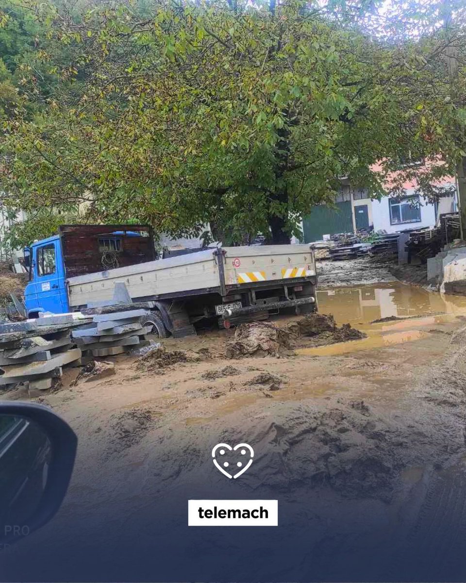 TelemachBH's tweet photo. Naši zaposleni su posjetili Jablanicu i naselja pogođena poplavama. Zajedno sa @pomozi.ba, uručili smo osnovne potrepštine onima koji su izgubili gotovo sve. Nastavljamo pružati podršku.

#TelemachBH #pomoziba https://t.co/YwrTgf25BM