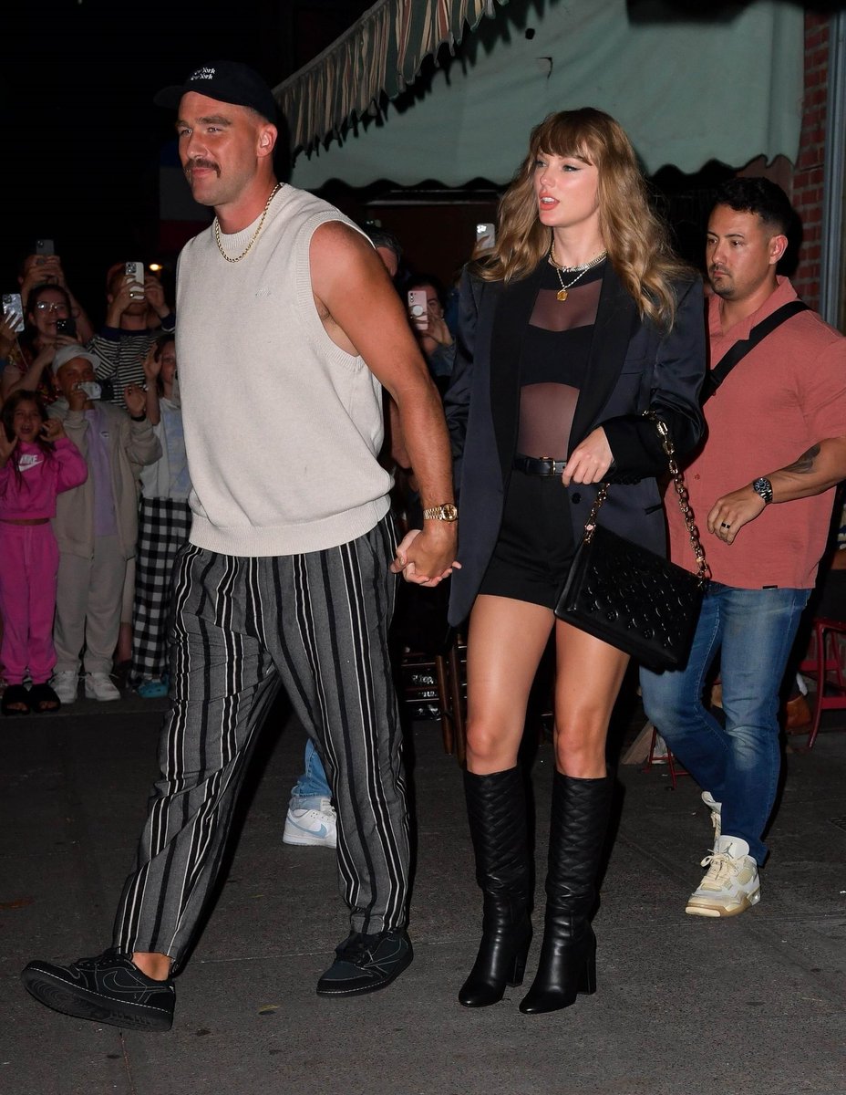 Cee_Ceelicious's tweet photo. Classy vs Trashy #JoshAllen #HaileySteinfeld #TaylorSwift #TravisKelce #Sunday #Football https://t.co/f41o0QM1kI