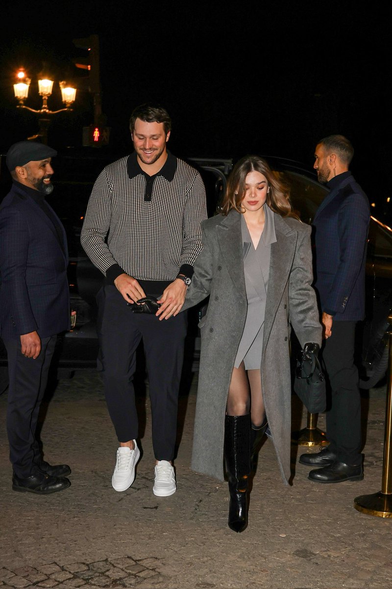 Cee_Ceelicious's tweet photo. Classy vs Trashy #JoshAllen #HaileySteinfeld #TaylorSwift #TravisKelce #Sunday #Football https://t.co/f41o0QM1kI
