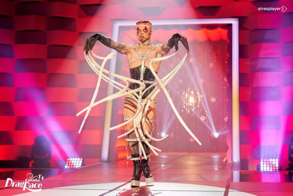 a mi que me digan que el look de la niña se queda corto en comparación a sus compañeras habiendo este mierdón en la pasarela... me llevan PRESA