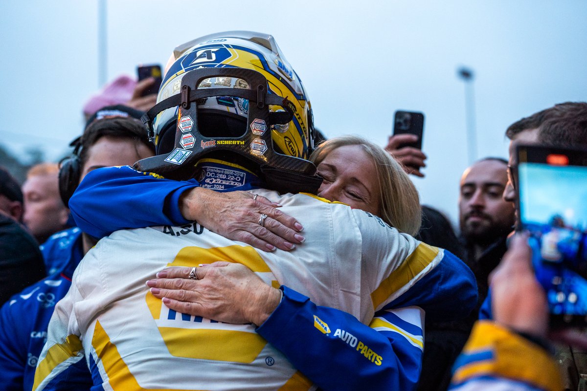 naparacinguk's tweet photo. 🔵🟡 🏆 WHAT A FINISH! 🏁

Ash Sutton clinches P1 in the final race of the season, while Dan Cammish finishes strong in P4. Sam Osborne crosses the line in P7, and Dan Rowbottom wraps up the race in P15.

 #BTCC #NAPARacingUK #NAPARacing #BrandsHatchGP  #FastFord #Finale https://t.co/YEsP79Ir2B