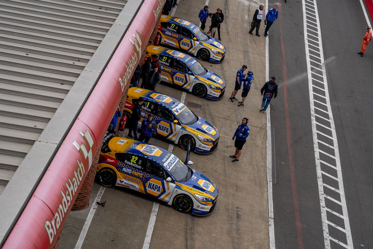 naparacinguk's tweet photo. 🔵🟡 🏆 WHAT A FINISH! 🏁

Ash Sutton clinches P1 in the final race of the season, while Dan Cammish finishes strong in P4. Sam Osborne crosses the line in P7, and Dan Rowbottom wraps up the race in P15.

 #BTCC #NAPARacingUK #NAPARacing #BrandsHatchGP  #FastFord #Finale https://t.co/YEsP79Ir2B