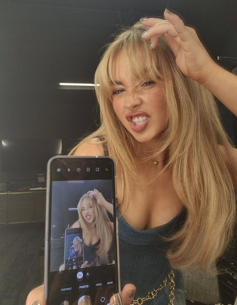 Sabrina Carpenter in 4k tweet media