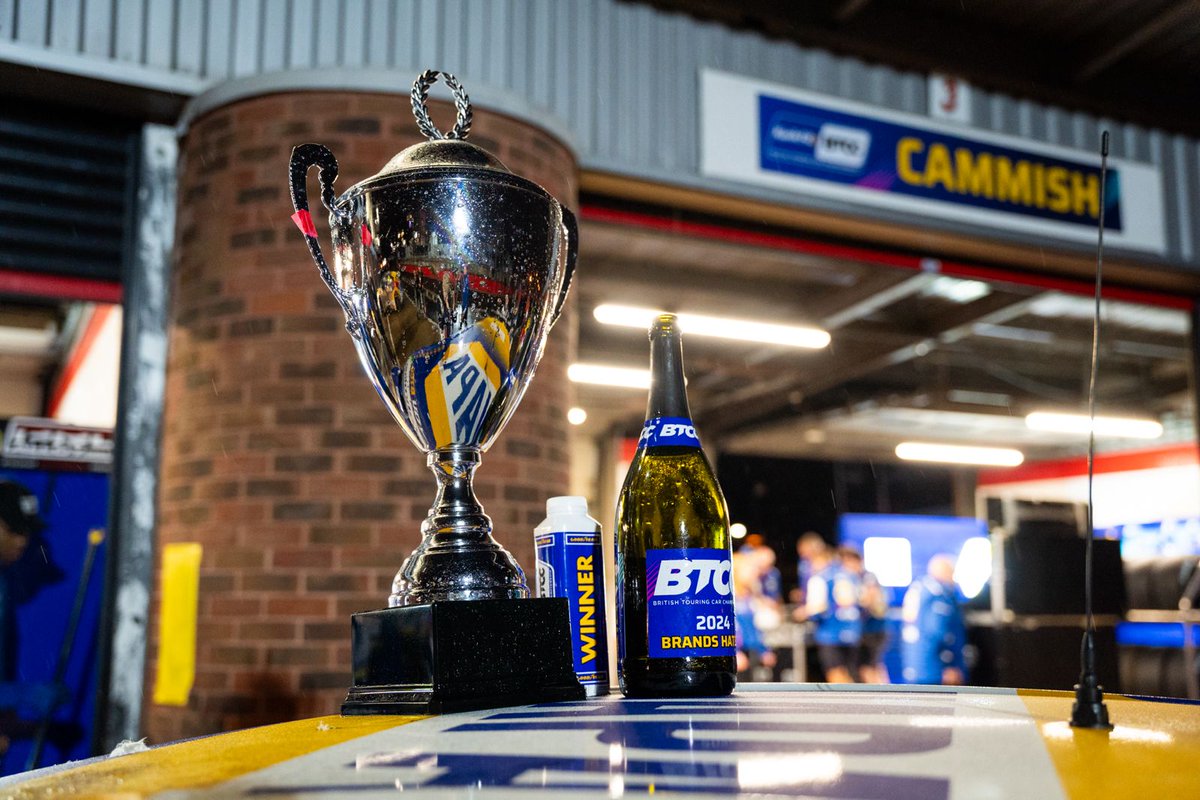 naparacinguk's tweet photo. 🔵🟡 What is means to us all 🙌 WHAT. A. TEAM 💙 💛

#BTCC #NAPARacingUK #NAPARacing #BrandsHatchGP #RaceDay #FastFord #FordFocus #RaceTeam https://t.co/BInAPZwNMp