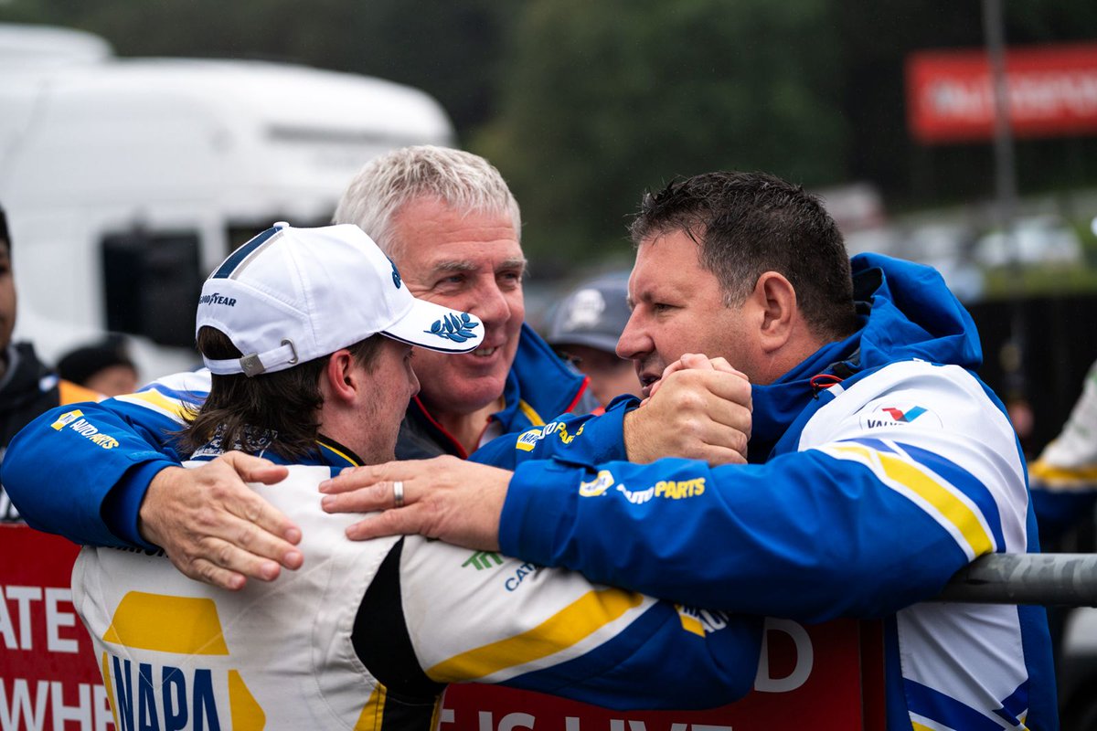 🔵🟡 Jamie Osborne secured P4 in the final race of the season, while Lewis Selby claimed the Directors Cup title. Cam Richardson finished strong in P2 in the JCW Sport Class.
 
#NAPARacingUK #MINICHALLENGE #JCW #JCWSport #BrandsHatchGP #Finale