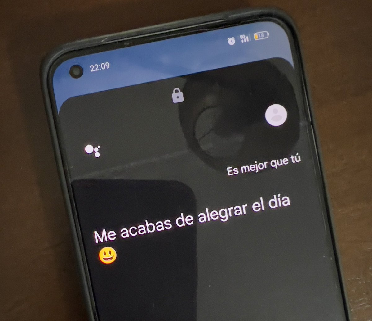 larotesmeyer's tweet photo. Acabo de decirle a Siri que Ok Google es mejor que ella, porque no daba ni una con una pregunta, y el teléfono de Pedro que es Android me ha respondido 😂.

@Apple 
@GoogleES https://t.co/W8RyzAIPm5