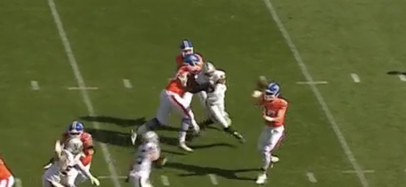 Jacky_Mf_J's tweet image. ALREADY BULLSHITTIN 

#badref #NFL #raiders #RaiderNation