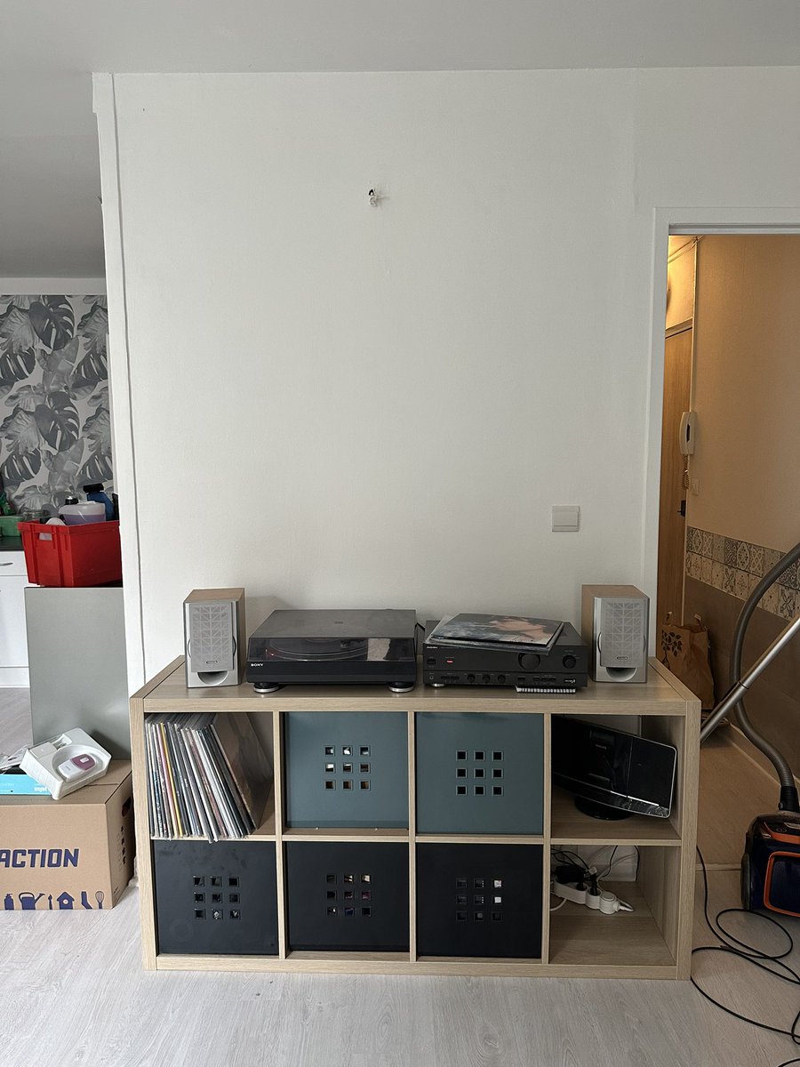 J’ai pas d’eau chaude mais je peux écouter de la musique donc on n’est pas trop mal 
(Lets go réfléchir à comment habiller ce triste mur blanc)