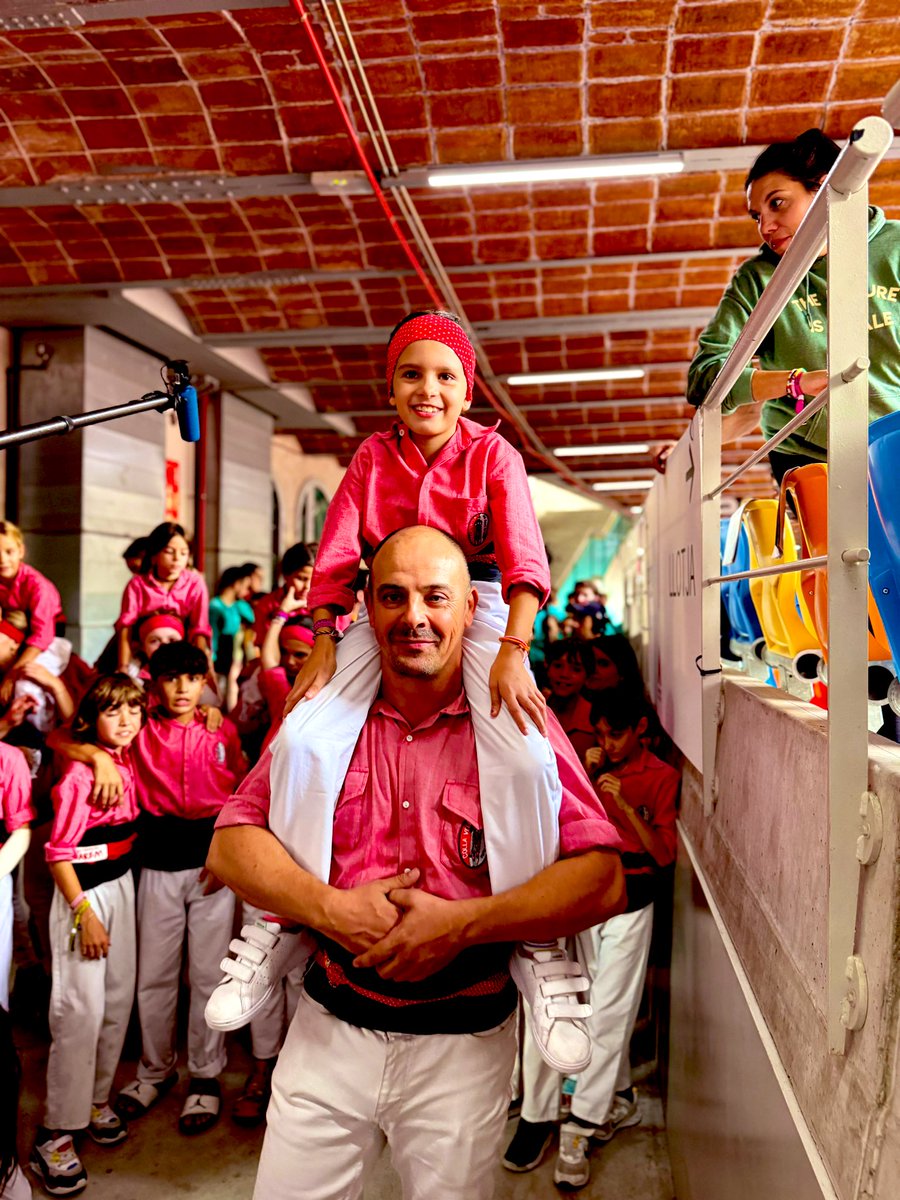 La pinya acull tothom i uneix en un
sol gest gestos diversos, perquè a l’hora d’alçar el gran edifici de claror
es guanya més com més es renuncia. 

I guanyar no és sempre quedar primers. 

Érem. Som. Serem. 

#castells #castellers #castelleres #XiquetsdeValls