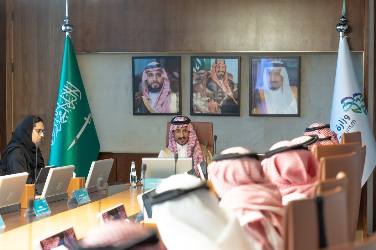 سعدت اليوم بلقاء نخبة من أعضاء  الجمعية السعودية للسياحة، وناقشنا خلال اللقاء العديد من المواضيع المتعلقة بالقطاع السياحي في المملكة بهدف تذليل التحديات والمساهمة في تنمية القطاع والنهوض به.