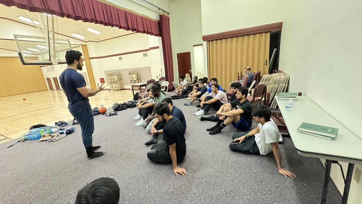 MKA_Dallas's tweet photo. This past Friday, youth from Dallas met up for a great hoop session with an informative discussion session with one of our missionaries. Play hard, pray harder 💯. https://t.co/NE3hN0yKSp