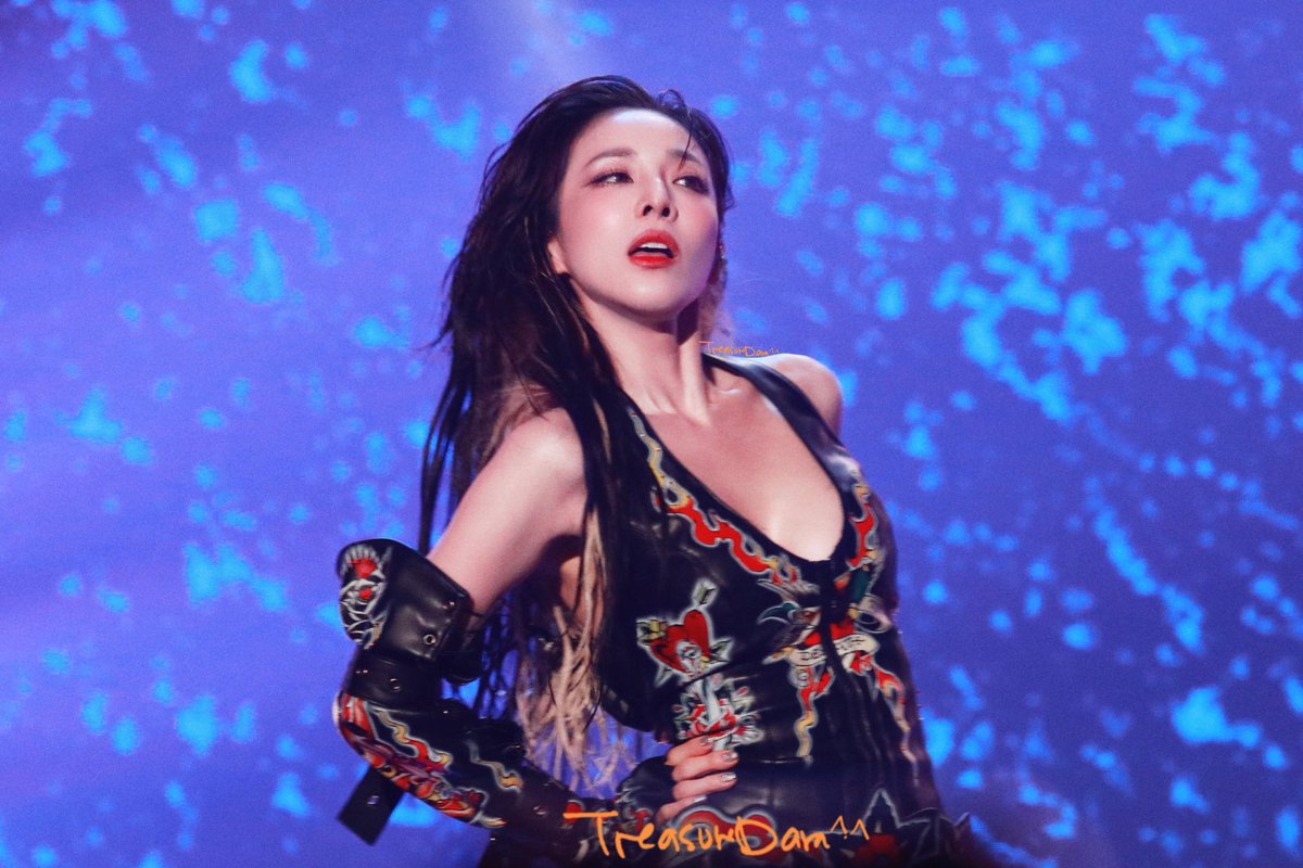 TreasureDARA's tweet photo. 241006 2NE1 WELCOMEBACK CONCERT 
good rabbit 🐰🧡gone bad😈❤️‍🔥 @krungy21 

#WELCOMEBACK_2NE1
#투애니원_제일_잘_나가
#2NE1 #SANDARAPARK #dara 
#투애니원_제일_잘_나가 #2ne1WelcomeBack #2ne1Concert https://t.co/NjSyoc3Bc2