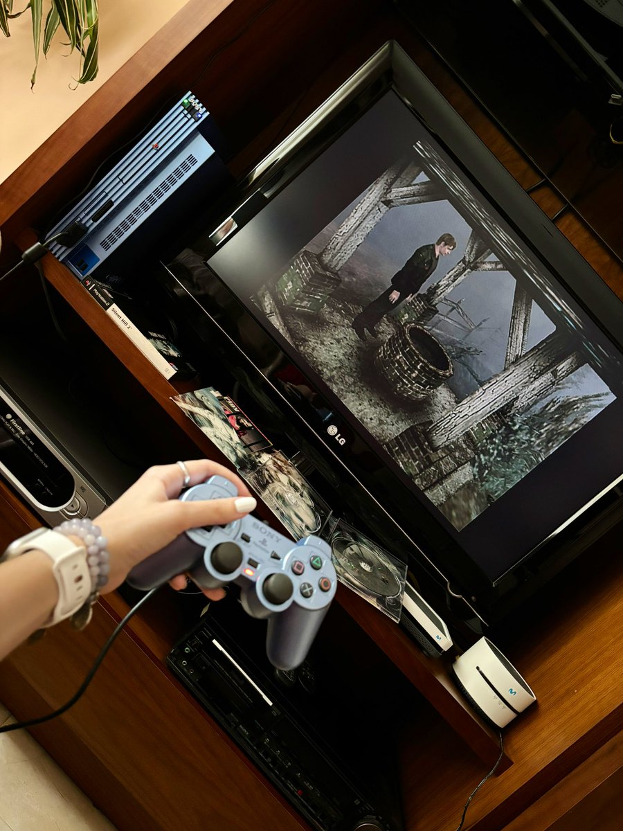 Pues ala, el hype y las ansias me han podido…

¡Voy a empezar Silent Hill 2 Remake!

Y quién diga que no, que estoy jugando al juego original y lo estoy haciendo en mi ps2, ¡Miente y es un envidioso!🤣🤣🤣🤣

Os quiero 🫶🏻