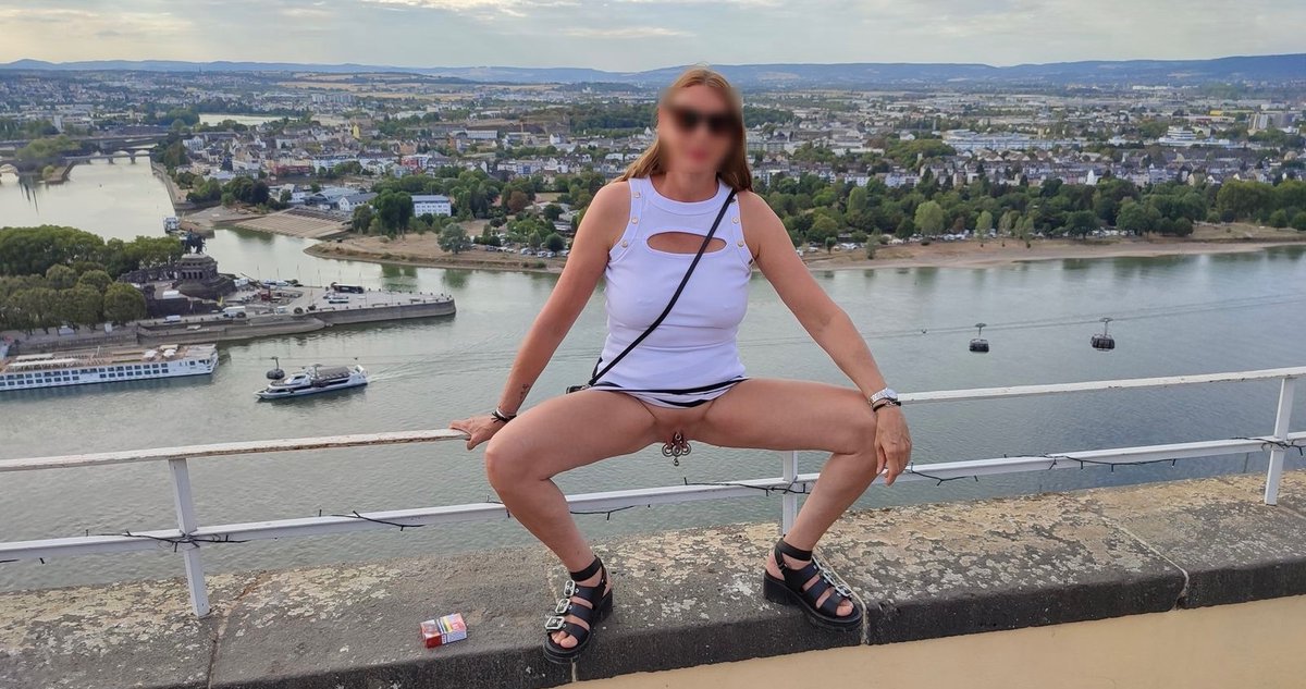 Werbung
Durch den #Loveplug wird meine Lust bei jedem frivolen Spaziergang noch gesteigert. Dieses unglaubliche Gefühl mit der rotierenden Innenkugel in der #Muschi und den klackernden Schmuckkugeln unter meinem Röckchen treiben mich in den Wahnsinn.
biwieshop.de