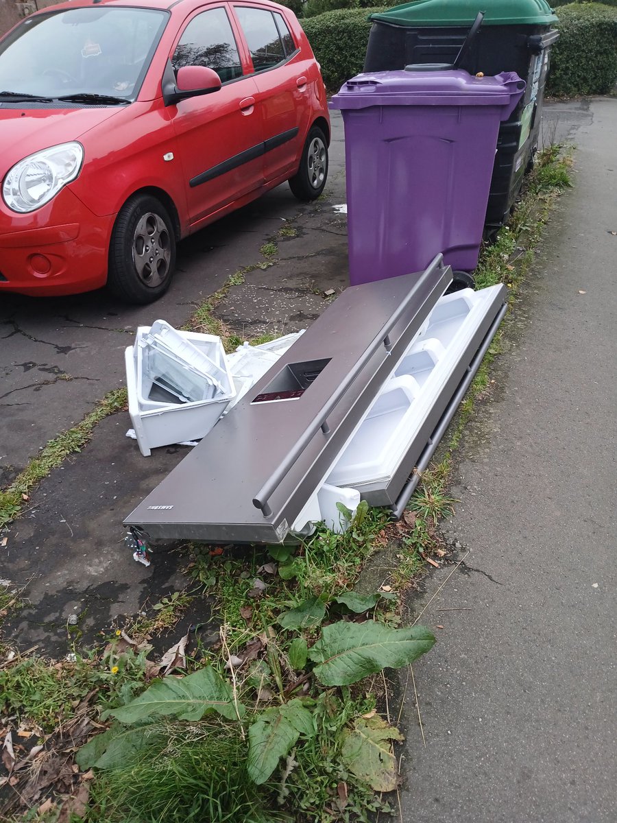 pjayvee38's tweet image. Who dumped that there?! 🚯
Tyre dumped on path #CorstorphineHill trundled over to bin for uplift 
More flytipping at Durar Drive 😒
No litterpicking today, 2️⃣ bags filled yesterday @Royal_High_Sch again...!
Wombles wage, a well battered £1 coin! 💰

#Reported
#ClermistonLitterati