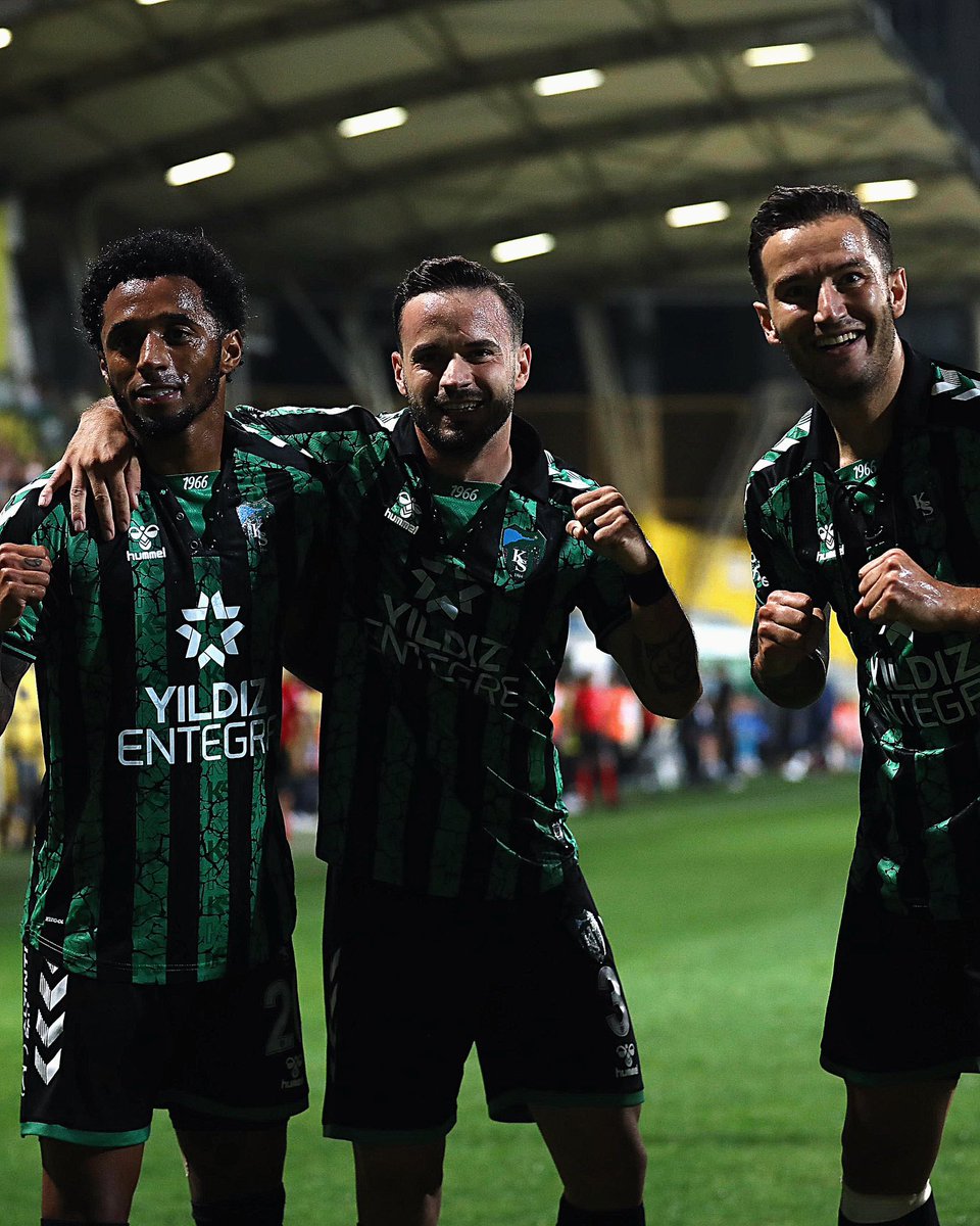 Perdeyi açtı! 🪄🎩

R Y A N M E N D E S