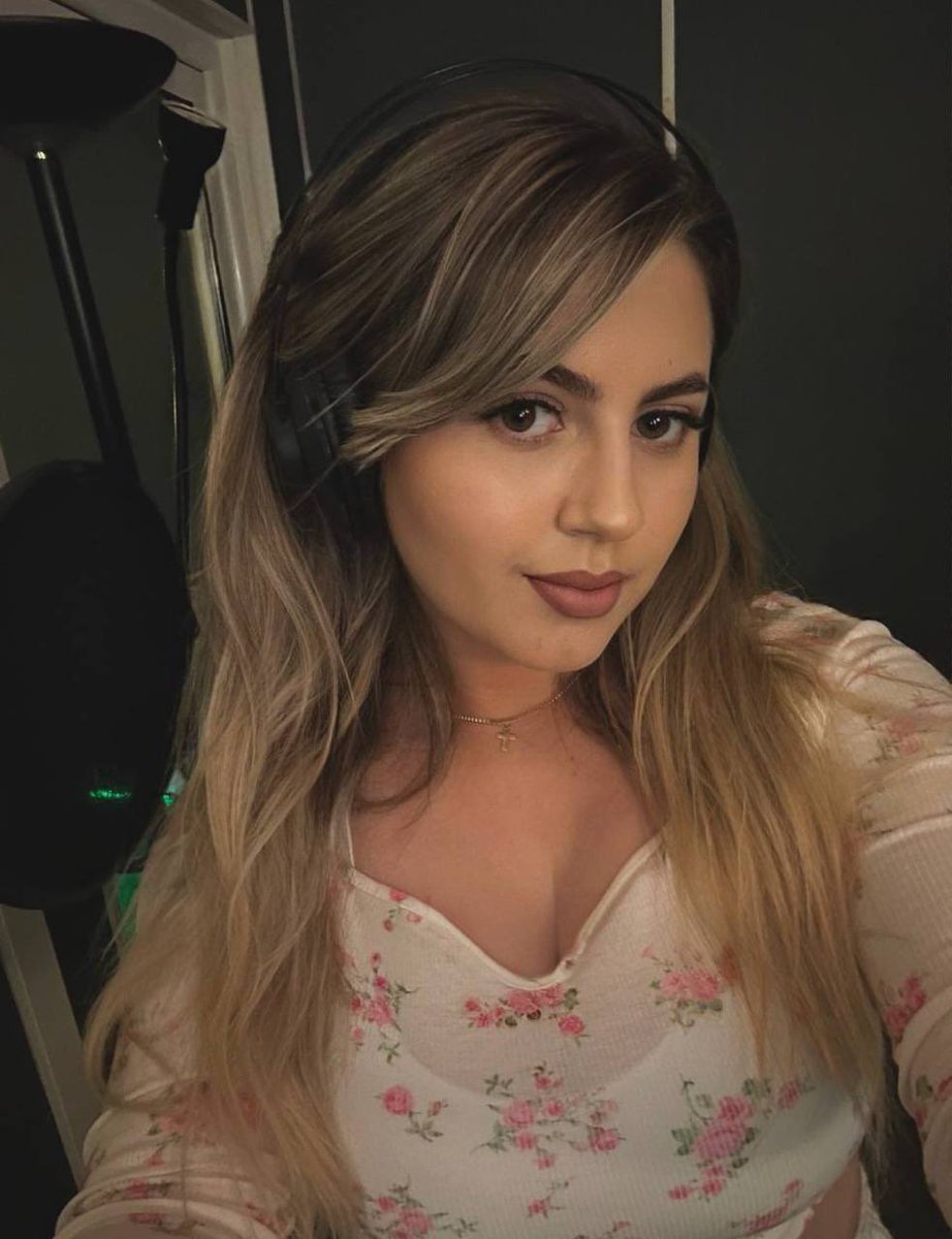 evabutterflyyy's tweet photo. @arigameplays I miss you. https://t.co/Dl5GEeVLnb
