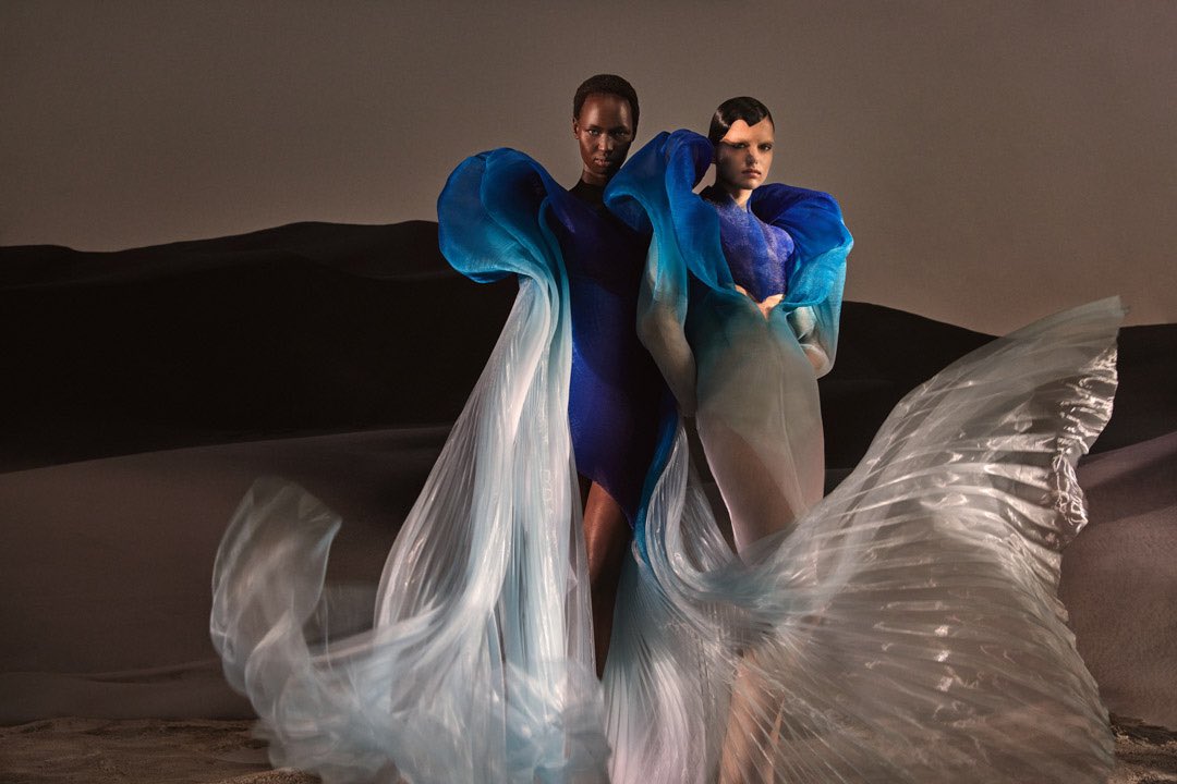 If anything, you can count on Iris Van Harpen to make fashion out of anything. “Roots of Rebirth” Spring ‘21 Haute Couture takes inspiration from the details of Fungi. Here’s a thread of the collection