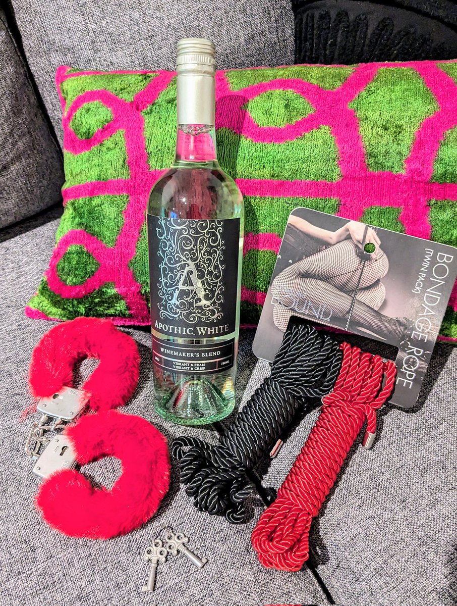 VisitFreyaRose's tweet photo. Damn, I got the sweetest, most devoted #submissives! Spoiling me w/ #kinky gifts & wine!⛓️🥂🖤 Had a blast zapping the shit out of my pet as well.⚡😈 #electroplay #BDSM #Mistress #prodomme #femdom #Goddess #violetwand #estim #facesitting #fetish #restraints #humiliation #TipHer https://t.co/fB6CIaGtBF