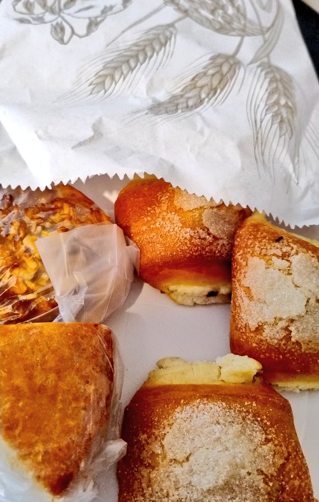 Chinitos_bb's tweet photo. Mañanita deli lluviosa y fría de TéChai 🫖☕ y pancito del #Maque super deli 🍞🥐 #foodporn dominical en casita, gustan?😋 https://t.co/8VmY3kFKHt